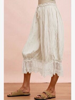 BiBi Women's White Lace-Trim Gauze Cropped Bloomer Pants